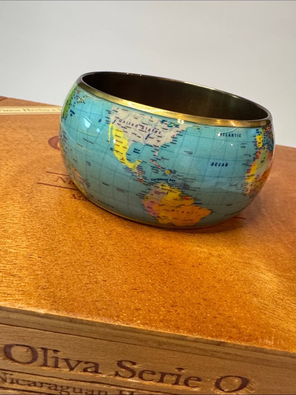 World Globe Map Bracelet Wide Curved Brass Bangle Vintage 1980-1990's - Picture 5 of 9